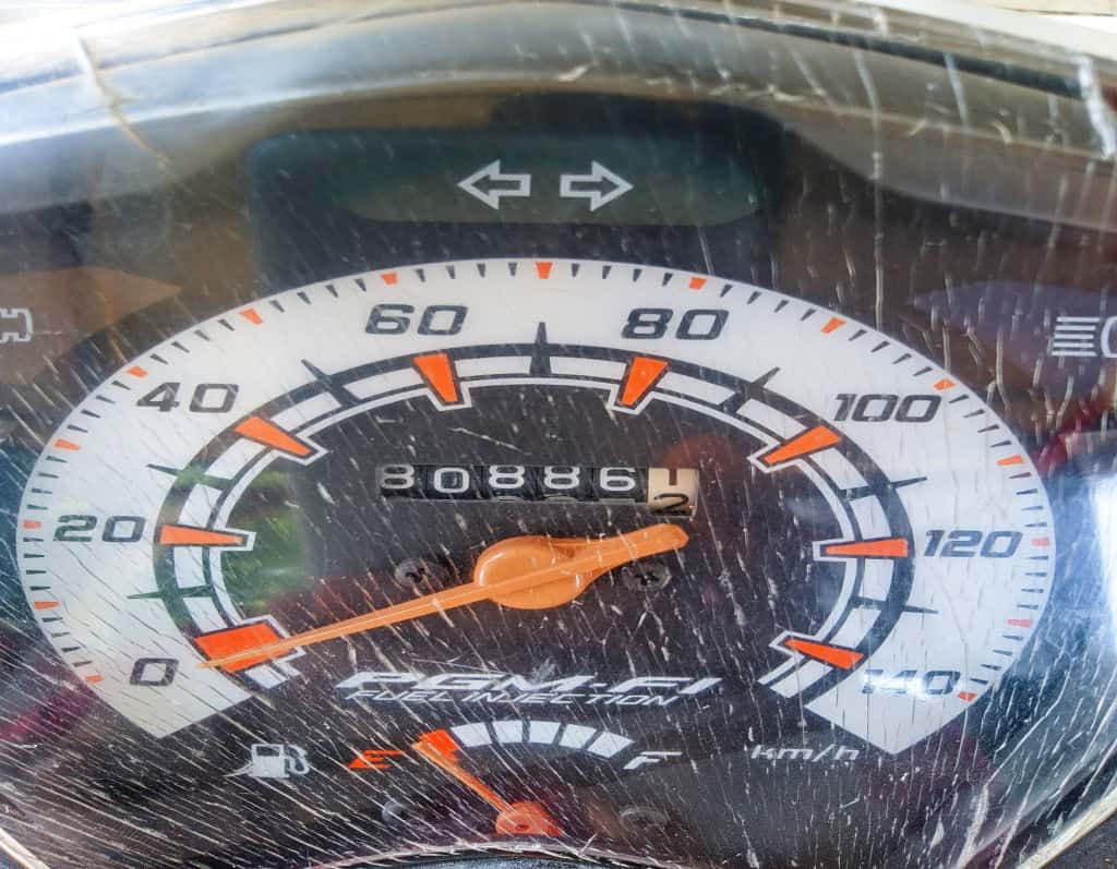 Velocímetro de moto indonésio, funções para monitorar a velocidade e o combustível