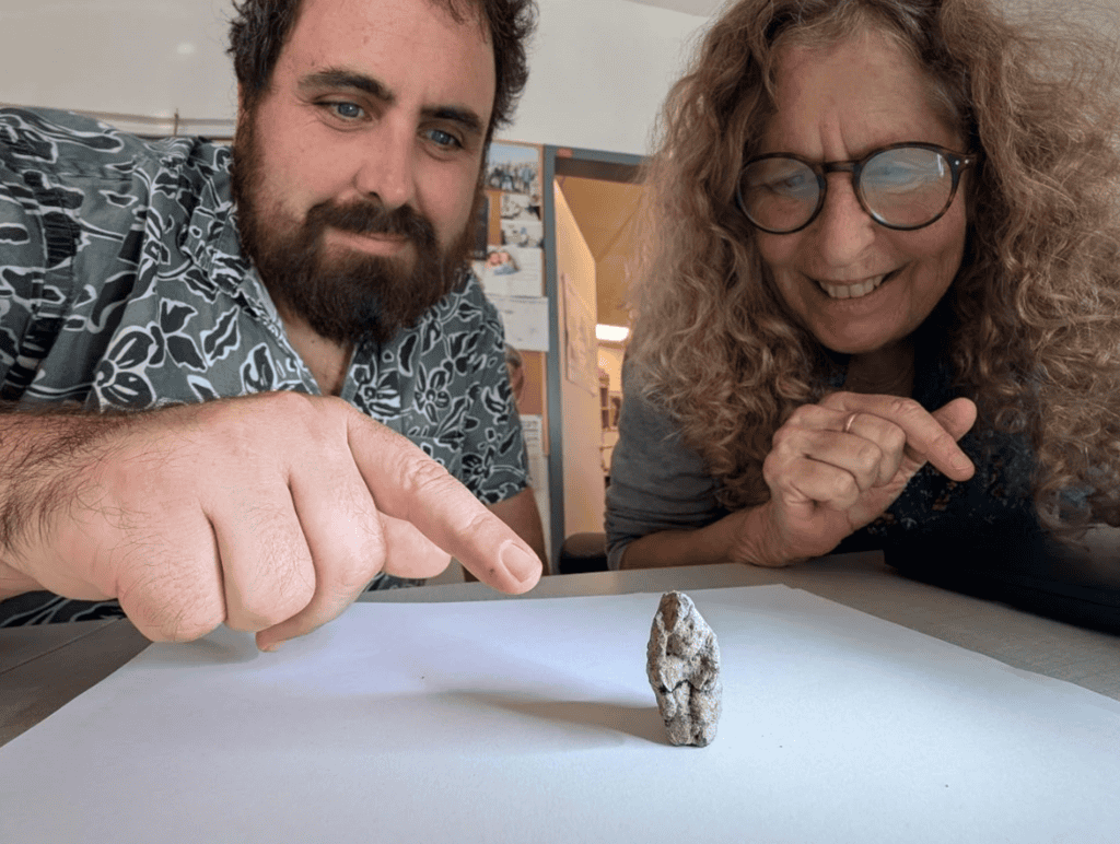 Obra de 12.000 anos revela espiritualidade entre humanos e animais Uma aldeia pré-histórica com vista para o Mar da Galileia escondeu por anos uma estatueta de argila diferente de qualquer outra já encontrada. O artefato de 12.000 anos retrata uma mulher e um ganso no que parece ser uma cena mitológica ou ritualística. E oferece uma rara visão do mundo espiritual dos primeiros povos sedentários do sudoeste da Ásia no final do período Epipaleolítico. mulher e ganso