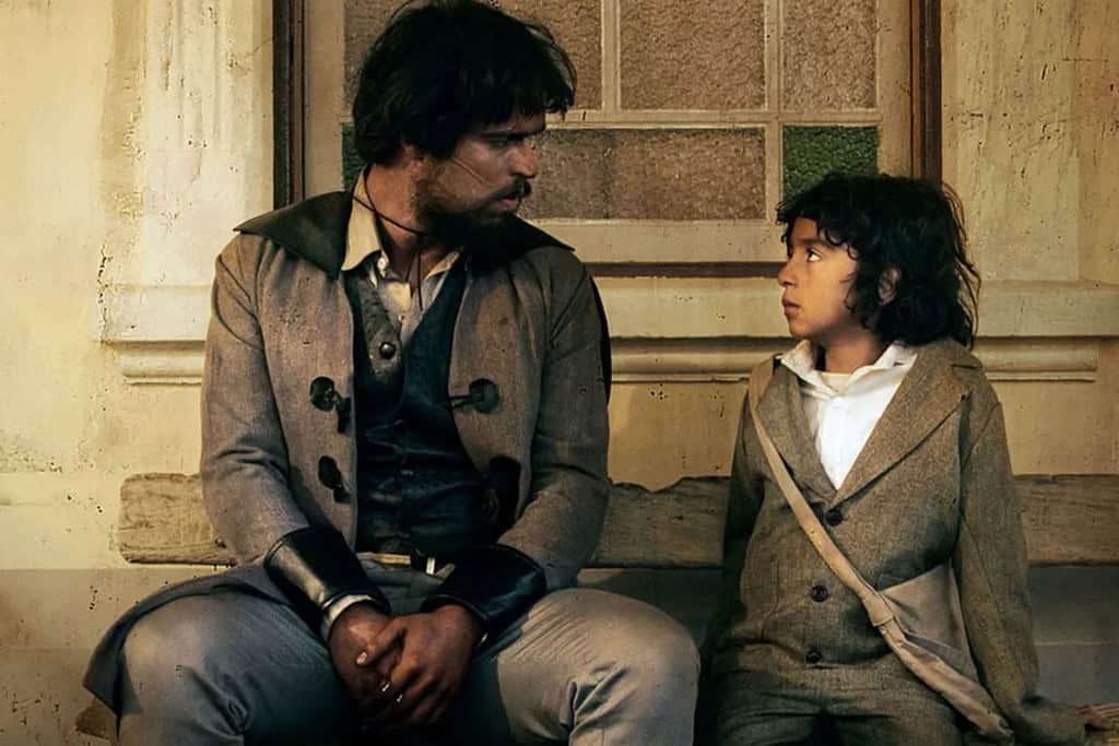 Cena de O Matador (2017), faroeste brasileiro da Netflix que acompanha a trajetória de Cabeleira, um pistoleiro temido no sertão pernambucano