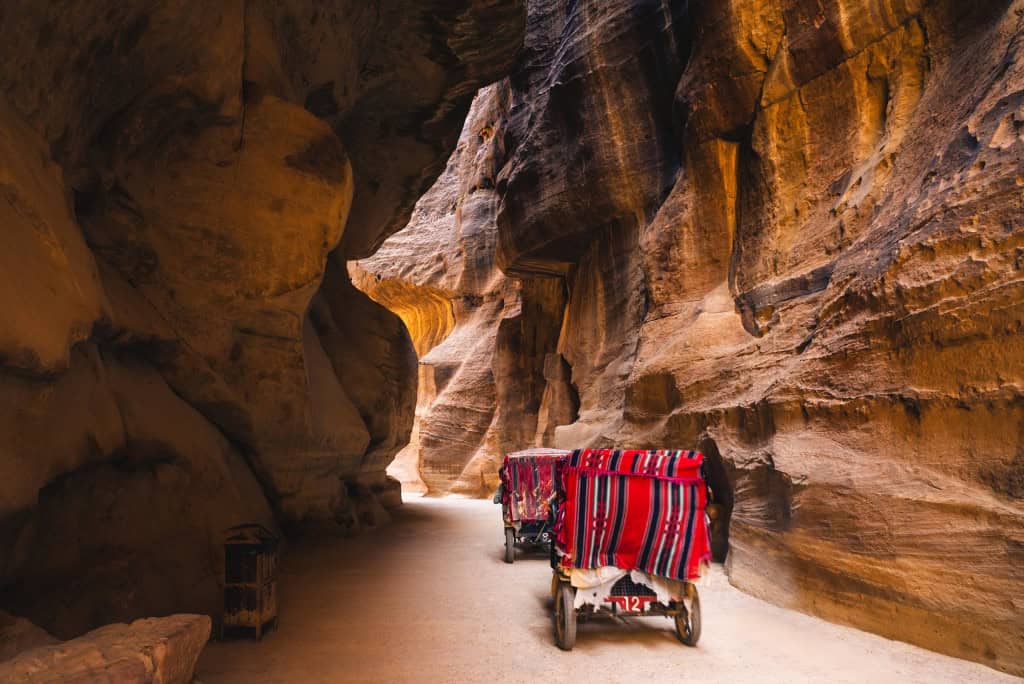 Conheça Petra, a cidade perdida esculpida em rochas Talvez você já tenha ouvido falar de Petra, uma das várias cidades perdidas e lendárias do mundo. Localizada na região do deserto da Jordânia, a 1,5 mil metros de altitude, ela é singular, pois suas edificações foram talhadas na rocha avermelhada. Conheça Petra, a cidade perdida esculpida em rochas