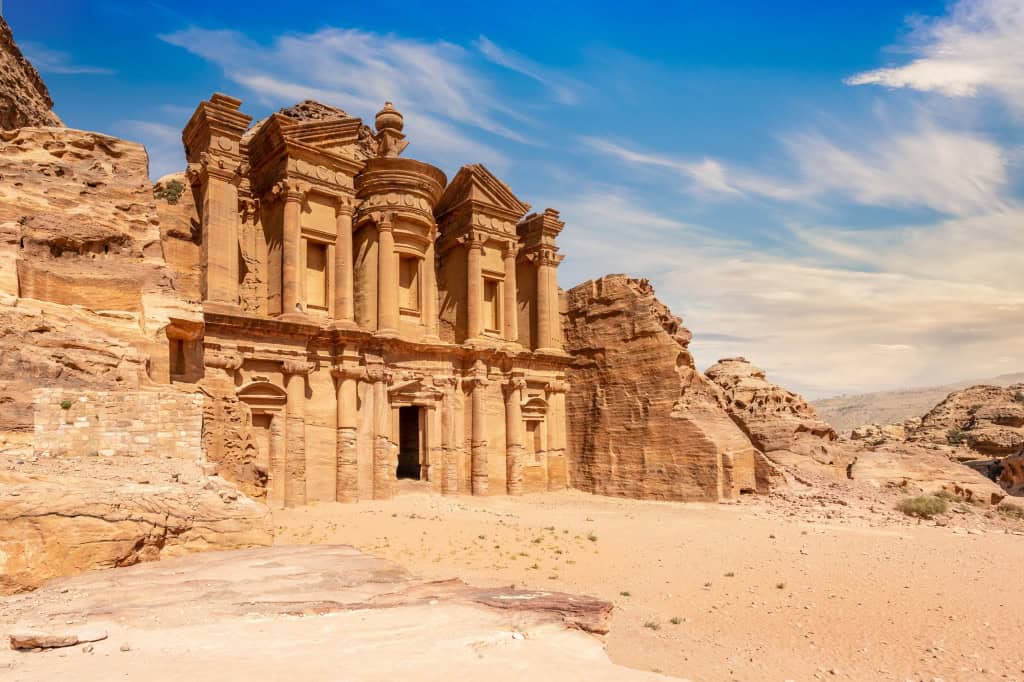 Conheça Petra, a cidade perdida esculpida em rochas Talvez você já tenha ouvido falar de Petra, uma das várias cidades perdidas e lendárias do mundo. Localizada na região do deserto da Jordânia, a 1,5 mil metros de altitude, ela é singular, pois suas edificações foram talhadas na rocha avermelhada. Ruínas da cidade perdida