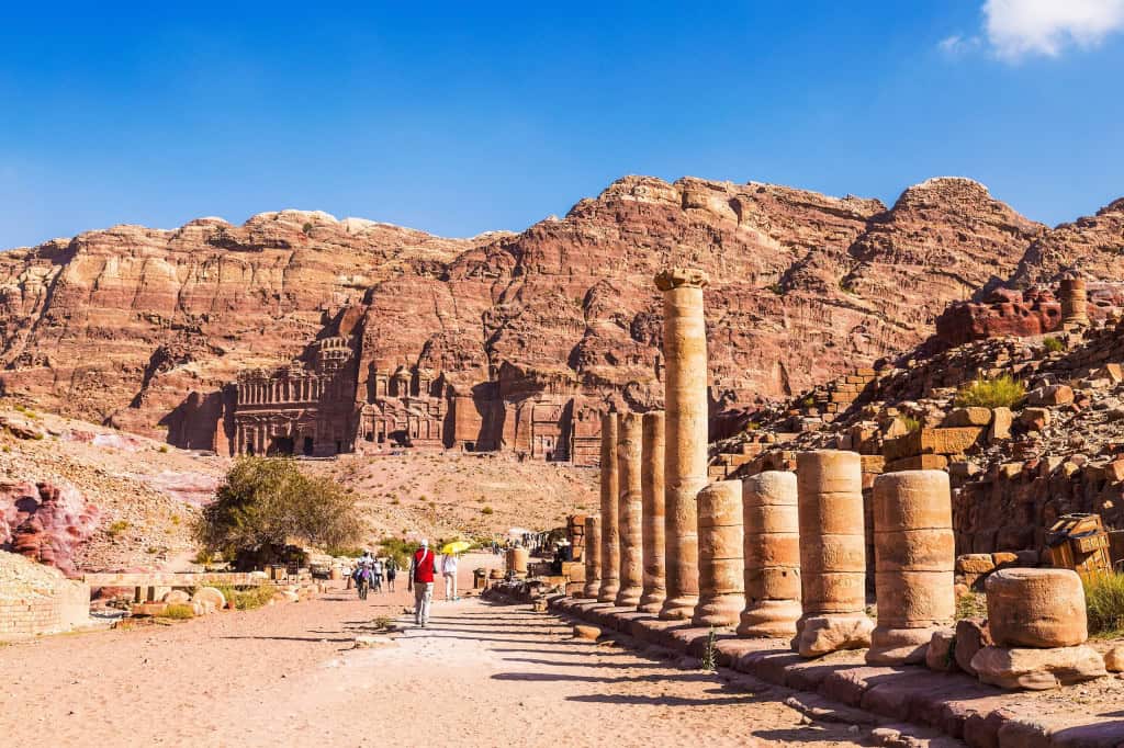 Conheça Petra, a cidade perdida esculpida em rochas Talvez você já tenha ouvido falar de Petra, uma das várias cidades perdidas e lendárias do mundo. Localizada na região do deserto da Jordânia, a 1,5 mil metros de altitude, ela é singular, pois suas edificações foram talhadas na rocha avermelhada. Ruínas de Petra