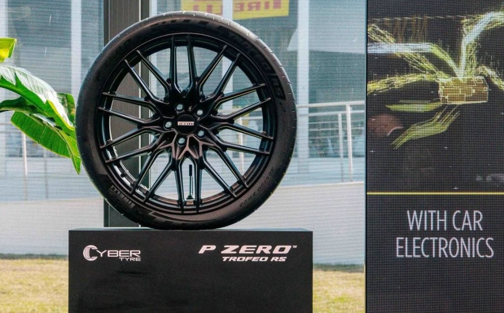 Pirelli lança pneu inteligente que monitora o asfalto em tempo real A Pirelli está levando a tecnologia automotiva a outro nível com o Cyber Tire, um pneu equipado com sensores capazes de medir temperatura, pressão e até detectar o estado do asfalto. O projeto, que começou em supercarros, agora chama a atenção de agências de trânsito e pode transformar a forma como as estradas são monitoradas. De acordo com a Pirelli, há novos testes em andamento na Europa e na Ásia para adaptar a tecnologia a veículos mais acessíveis.