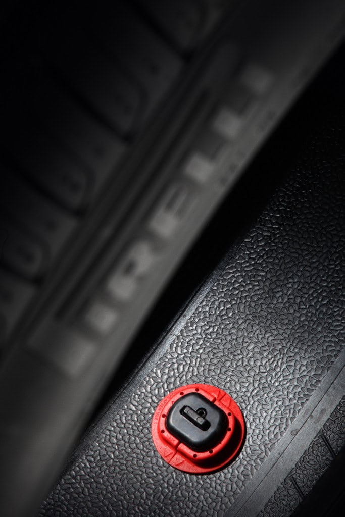 Pirelli lança pneu inteligente que monitora o asfalto em tempo real A Pirelli está levando a tecnologia automotiva a outro nível com o Cyber Tire, um pneu equipado com sensores capazes de medir temperatura, pressão e até detectar o estado do asfalto. O projeto, que começou em supercarros, agora chama a atenção de agências de trânsito e pode transformar a forma como as estradas são monitoradas. Em parceria com uma startup, a Pirelli iniciou um projeto que monitora estradas, combinando as informações dos pneus com câmeras e visão computacional para detectar as condições das vias.