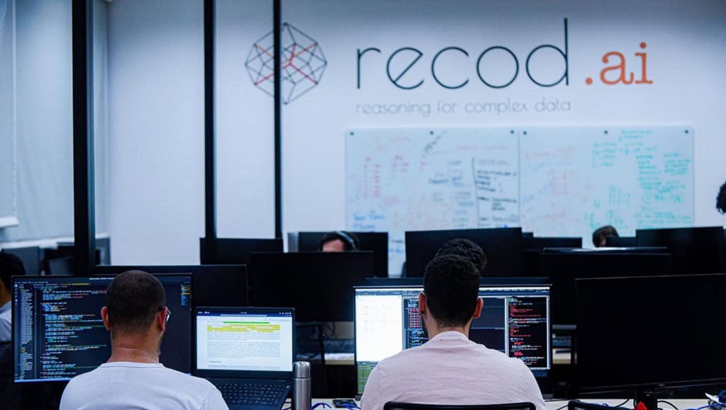 Unicamp inaugura supercomputador Abaporu para impulsionar pesquisas em IA A Unicamp colocou em operação um novo supercomputador dedicado a pesquisas em Inteligência Artificial (IA), marcando um avanço significativo para estudos aplicados à indústria de energia. O equipamento, batizado de Abaporu, foi instalado no datacenter do Instituto de Computação (IC) e reúne algumas das placas gráficas mais rápidas do mercado — incluindo modelos NVIDIA H200 e L40s. O investimento inicial foi de aproximadamente US$ 1 milhão, financiado pela Shell Brasil por meio da cláusula de PD&I da ANP no âmbito do Cepetro/Unicamp. As informações são do Jornal da Unicamp. Supercomputador permitirá acelerar estudos do Recod.ai que combinam ciência, dados e inovação