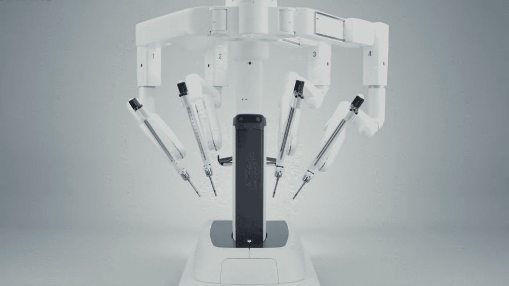 SUS ganha 1º Centro de Treinamento e Pesquisa em Robótica O Sistema Único de Saúde (SUS) ganhou seu primeiro Centro de Treinamento e Pesquisa em Robótica. O espaço inaugurado no Instituto Nacional de Câncer (INCA) será voltado à formação e certificação em cirurgia robótica, integrando ensino, pesquisa e assistência. A expectativa é formar 15 novos profissionais por ano, com dupla titulação em sua área médica e em cirurgia robótica, segundo o Ministério da Saúde. robo da vinci