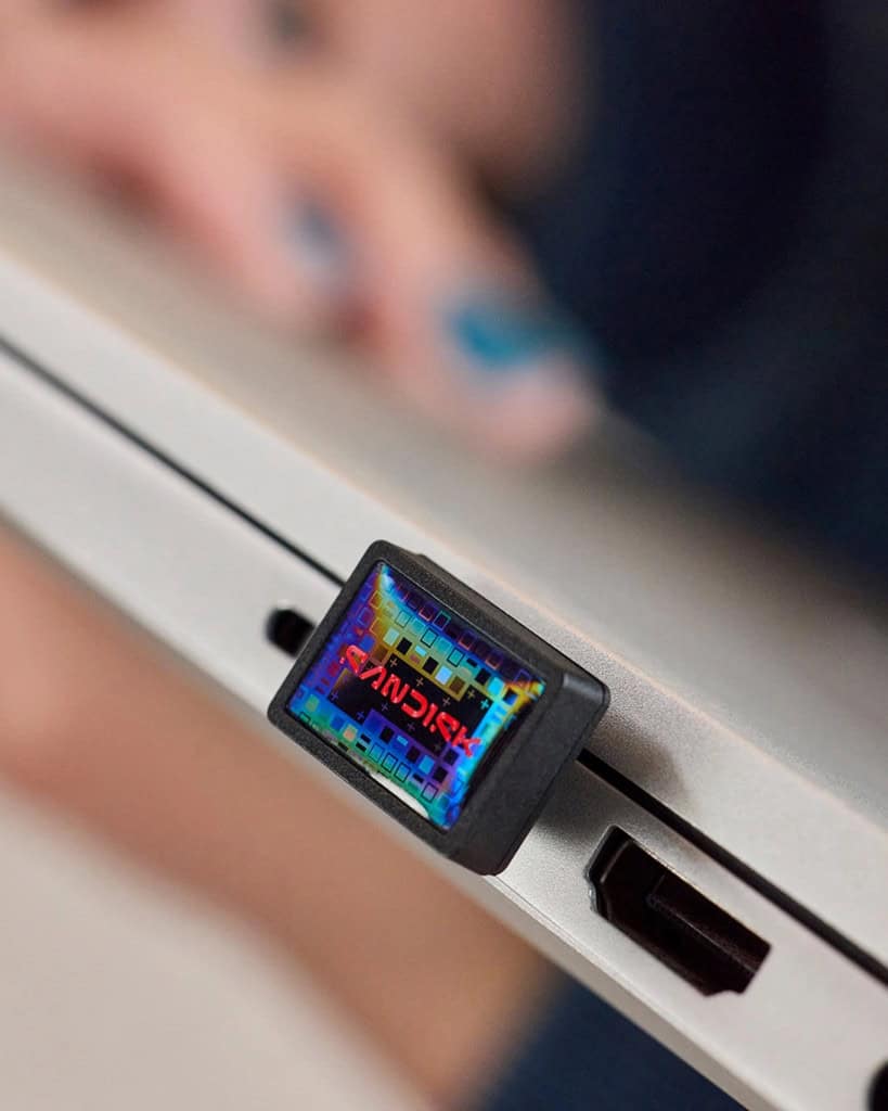 O SanDisk Extreme Fit USB-C é tão pequeno que lembra um dongle de mouse ou controle sem fio. 