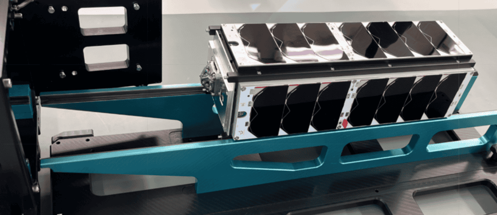 Satélite usa IA para se reorientar: “marco na autonomia espacial” Um verdadeiro marco no caminho para sistemas espaciais autônomos. É assim que a equipe de pesquisa da Universidade Julius-Maximilians de Würzburg (JMU), da Alemanha, define o sucesso do primeiro teste do controlador de altitude baseado em IA para satélites em órbita. satelite IA