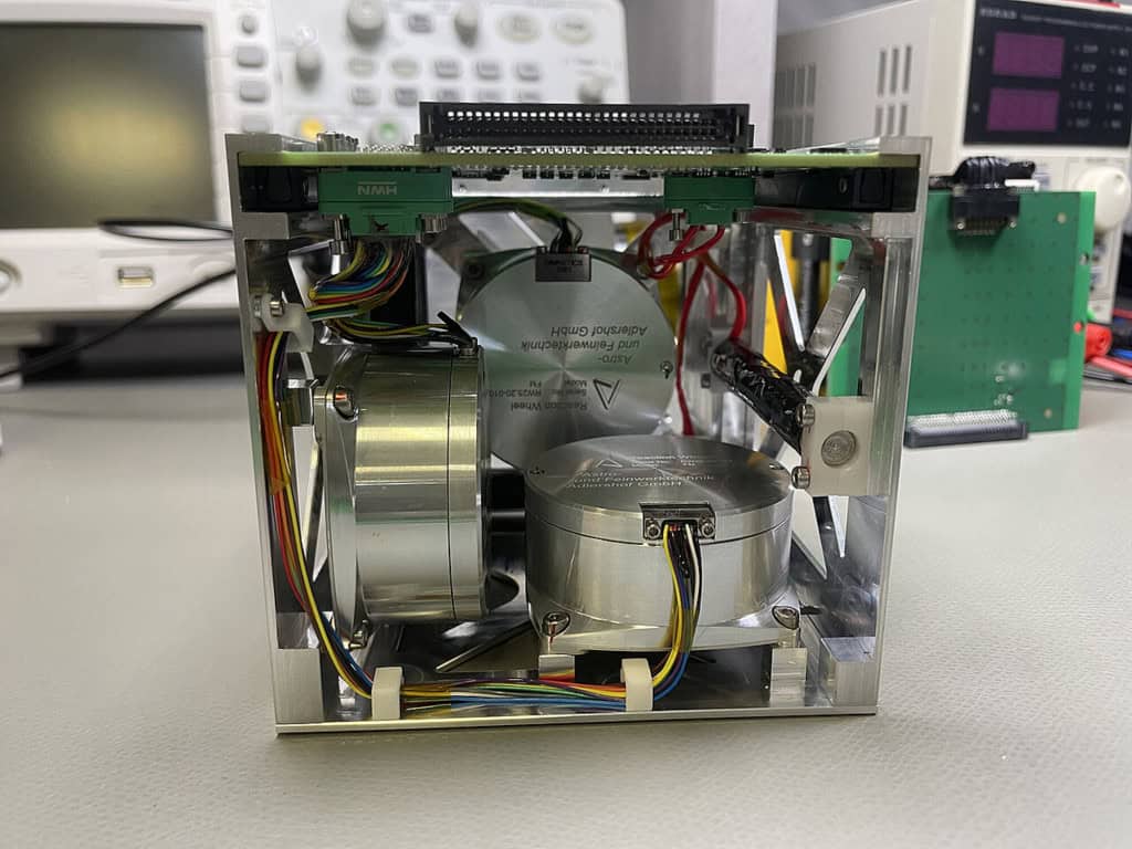 Satélite usa IA para se reorientar: “marco na autonomia espacial” Um verdadeiro marco no caminho para sistemas espaciais autônomos. É assim que a equipe de pesquisa da Universidade Julius-Maximilians de Würzburg (JMU), da Alemanha, define o sucesso do primeiro teste do controlador de altitude baseado em IA para satélites em órbita. satelite alemanha