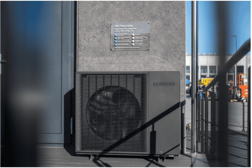 IA por todos os lados: conheça as casas modulares da Samsung Uma casa com inteligência artificial perfeitamente conectada. É assim que a Samsung está reimaginando os espaços residenciais em construções modulares, um projeto que pode chegar ao mercado global já no ano que vem. Esse tipo de construção é feita a partir de “blocos” pré-fabricados que, depois, são transportados e montados no local, como se fossem peças de um quebra-cabeça. sistema modular