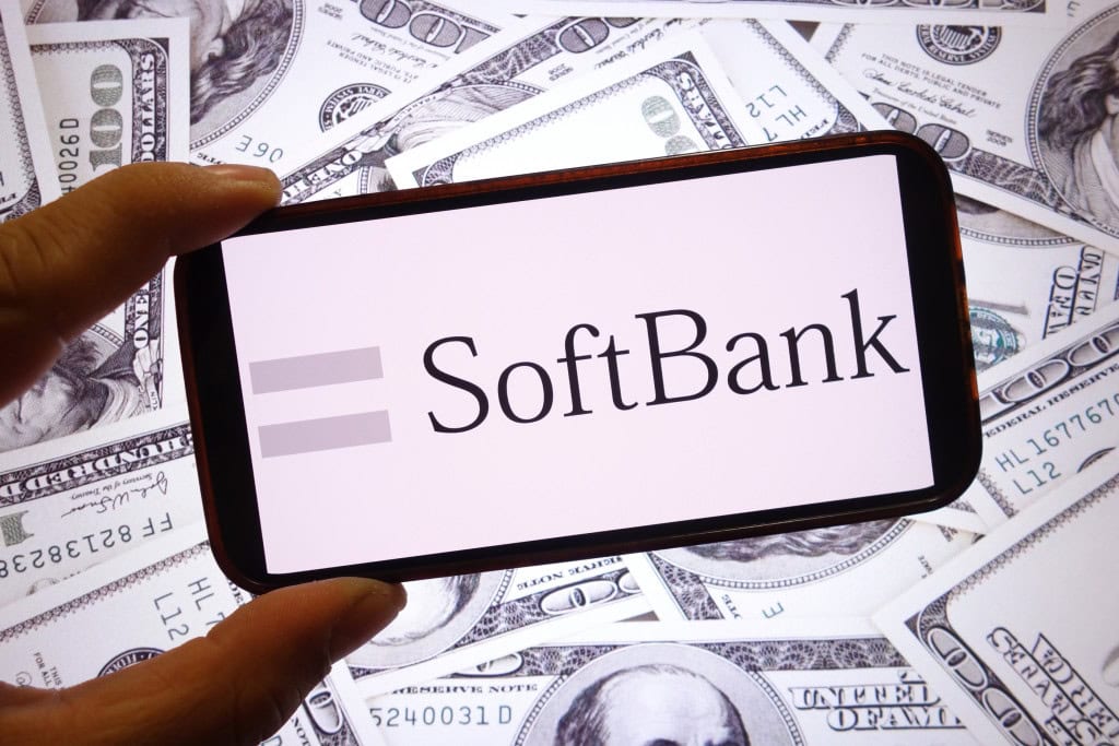 SoftBank conclui aporte de US$ 40 bilhões na OpenAI O SoftBank concluiu o aporte total de US$ 40 bilhões na OpenAI, uma das maiores rodadas privadas já registradas no setor de tecnologia. A informação foi divulgada inicialmente pela CNBC, com base em fontes familiarizadas com a transação, e confirmada posteriormente pela Reuters. O investimento reforça a aposta do conglomerado japonês em inteligência artificial e amplia sua participação na empresa responsável pelo ChatGPT. Venda da Nvidia financia aposta bilionária da SoftBank na OpenAI