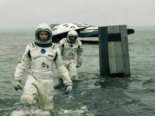 Lembra do TARS? Robô de “Interestelar” agora existe na vida real! Cientistas criaram uma versão funcional, na vida real, do robô TARS do filme “Interestelar“. O robô, chamado TARS3D, foi desenvolvido por Aditya Sripada, engenheiro sênior em robótica na Nimble.ai, e seu colaborador de longa data, Abhishek Warrier. Cena de Interestelar com dois astronautas ao lado do robô Tardis