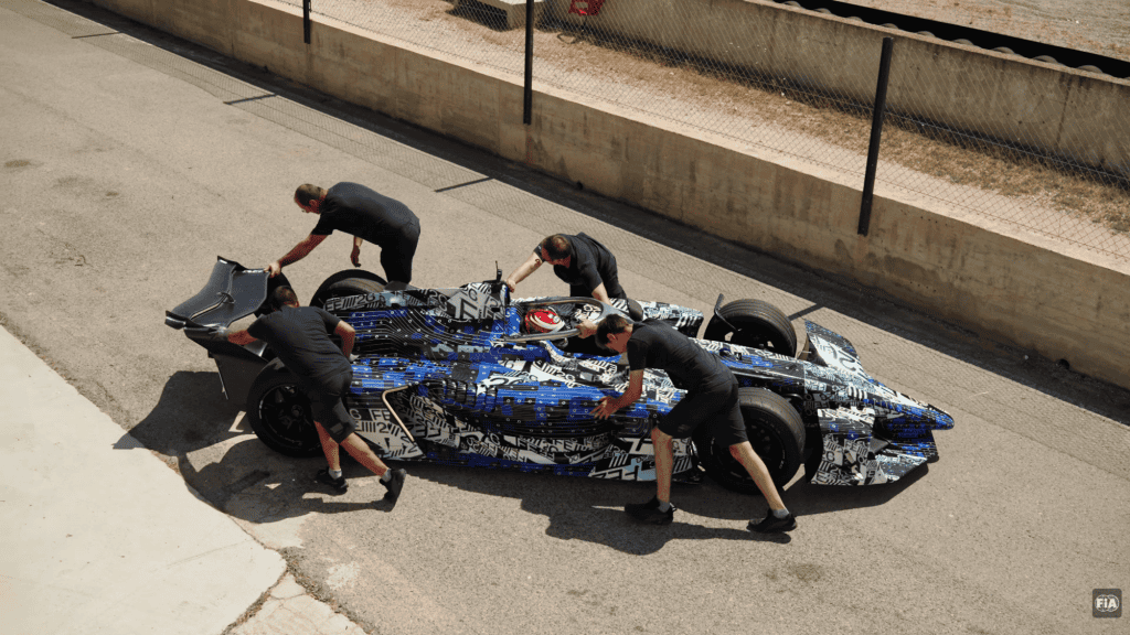 Novo carro da Fórmula E é o mais rápido da história do esporte O GEN4 é o carro de corrida mais sustentável do automobilismo. É assim que a Federação Internacional de Automobilismo (FIA) define o seu mais novo modelo para a Fórmula E, previsto para estrear na próxima temporada, no final de 2026 — considerado também o carro de Fórmula E mais rápido da história do Campeonato Mundial ABB FIA. Em testes iniciais, o veículo atingiu a velocidade de 339 km/h. testes carro E