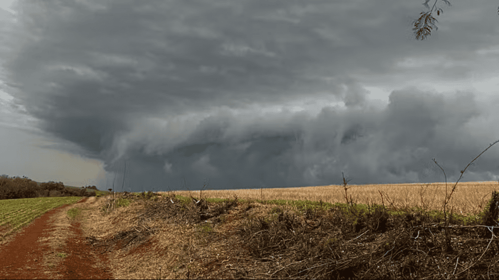 INMET alerta para tempo severo no fim de semana; confira O Instituto Nacional de Metorologia (INMET) divulgou, nesta sexta-feira (14), alerta de tempo severo em três regiões do Brasil no fim de semana. Foto do temporal se formando na beira de uma estrada