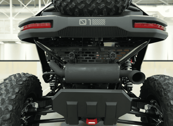 Toyota revela Scion 01, conceito híbrido que pode redefinir o off-road A Toyota apresentou uma de suas criações mais ousadas no SEMA Show 2025, em Las Vegas: o Scion 01, um veículo off-road híbrido que resgata o nome de sua antiga divisão voltada ao público jovem. O modelo, que combina design radical e potência inédita entre os side-by-sides (SxS), reforça o interesse da Toyota em expandir sua presença no segmento de veículos recreativos e de alto desempenho. O nome Scion, descontinuado em 2016, retorna agora como símbolo da experimentação