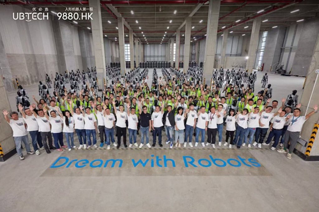 Assista: exército de robôs humanoides que trabalham 24h vira realidade na China A empresa chinesa UBTECH divulgou neste mês um vídeo de seu exército de robôs humanoides caminhando em conjunto antes de serem enviados aos clientes. Segundo a fabricante, trata-se da primeira entrega em massa do robô Walker S2 para parceiros da indústria. ubtech walker s2 robô humanoide