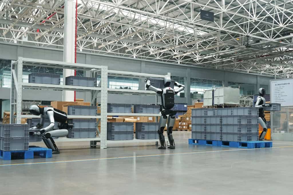 China vai usar robôs humanoides para patrulhar fronteiras A empresa chinesa UBTECH Robotics assinou um acordo milionário para usar seus robôs humanoides em postos de fronteira na região de Guangxi, em uma cidade que faz divisa com o Vietnã. Os dispositivos vão ajudar a controlar o fluxo de pessoas, fazer patrulhas e lidar com tarefas logísticas. robô walker s2 da ubtech