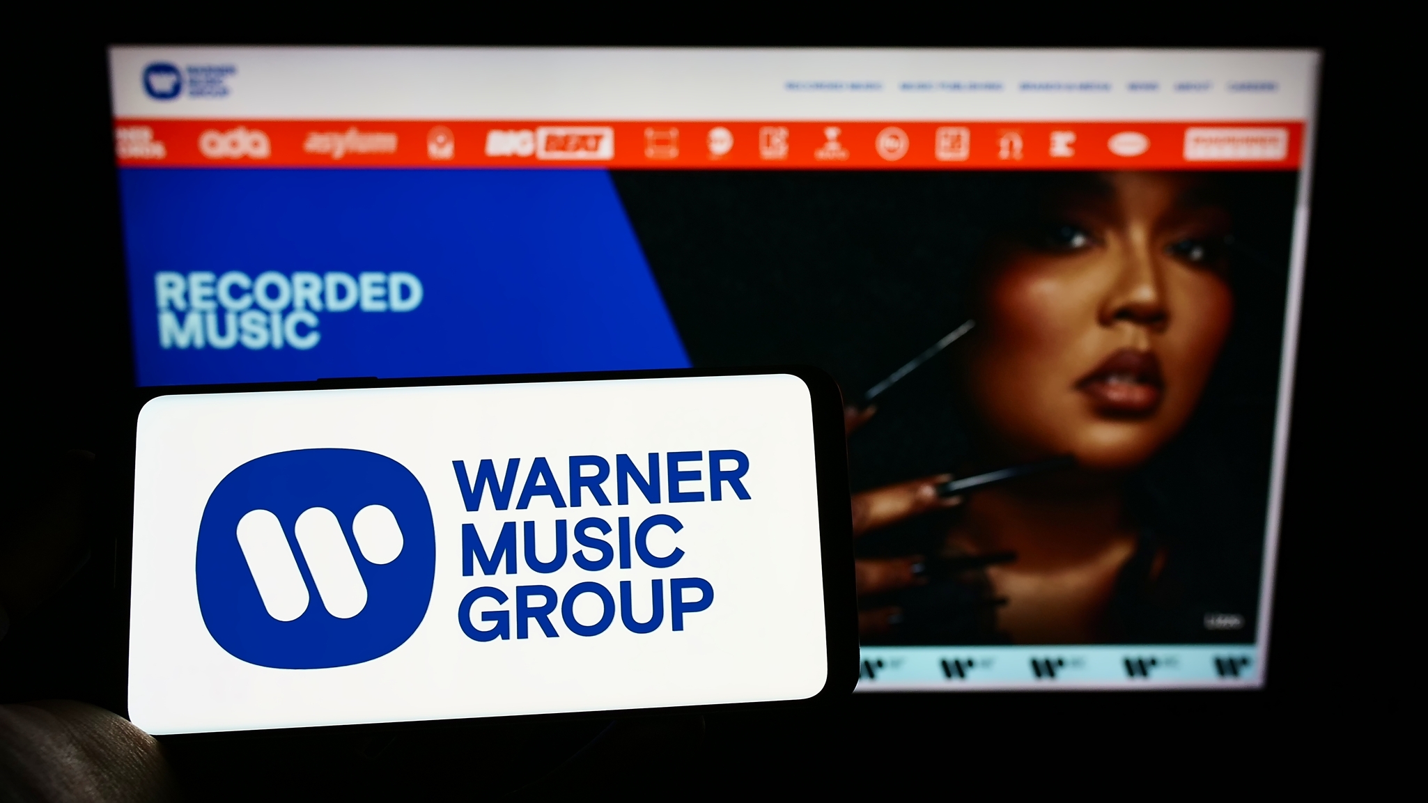 Fim do processo: Warner se junta à Suno para licenciar músicas com IA