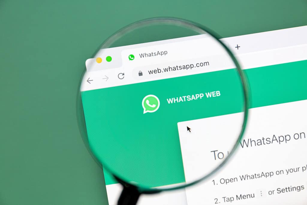 Lupa ampliando página do WhatsApp Web no navegador para representar análise de segurança de extensões