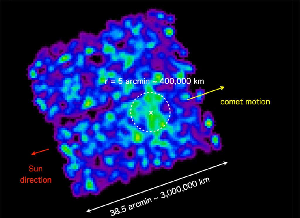 Cometa 3I/ATLAS emite raios X – algo inédito em visitantes interestelares Em 1996, com a passagem do cometa Hyakutake, cientistas descobriram que esses corpos celestes podem emitir raios X, radiação normalmente associada a eventos altamente energéticos, como buracos negros ativos e supernovas. Agora, isso acaba de ser observado no 3I/ATLAS – o que representa a primeira emissão desse tipo detectada em um objeto interestelar. Cometa 3I/ATLAS emite raios X – algo inédito em visitantes interestelares