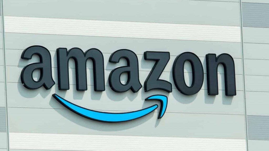 Amazon prepara retirada de pedidos em 1 hora A Amazon estuda lançar um modelo de retirada rápida que permitiria ao consumidor buscar compras em até uma hora em lojas da companhia, segundo informações do Business Insider. O projeto, ainda em desenvolvimento, aparece em um documento interno citado pela publicação e teria sido confirmado por uma pessoa a par do assunto. Amazon