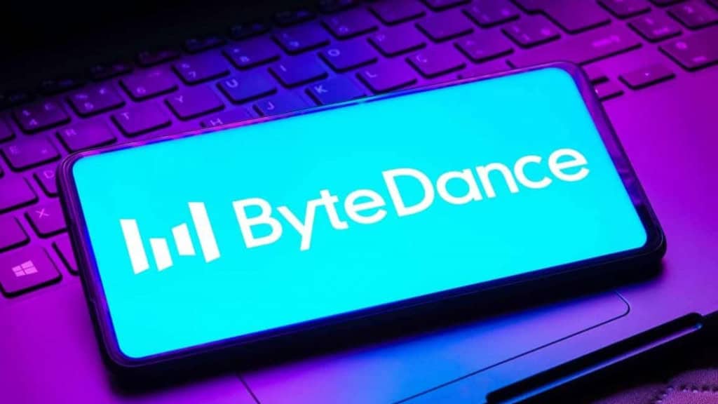 TikTok: plataforma tem acordo para venda nos EUA, diz site O TikTok firmou um acordo para sua operação nos Estados Unidos com Oracle, Silver Lake e MGX, segundo memorando visto pelo Axios. Logo da ByteDance em um smartphone em cima do teclado de um notebook