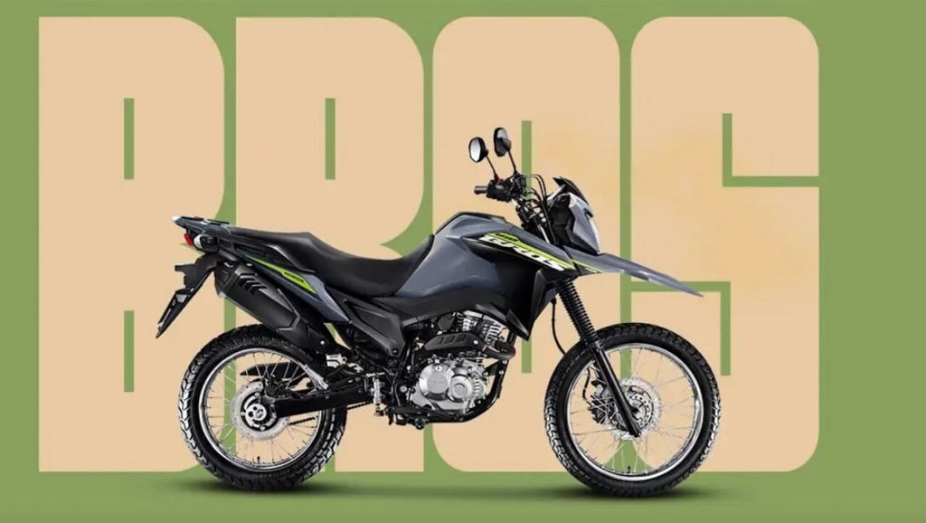 A moto popular que tá valorizando mais que ouro e que dá inveja de quem tem Comprar uma motocicleta de baixa cilindrada transformou-se em uma estratégia de proteção financeira, com modelos usados sendo vendidos por valores superiores ao da compra original. A alta demanda do setor de entregas e o aumento dos preços das zero quilômetro impulsionam essa valorização atípica. A moto popular que tá valorizando mais que ouro e que dá inveja de quem tem