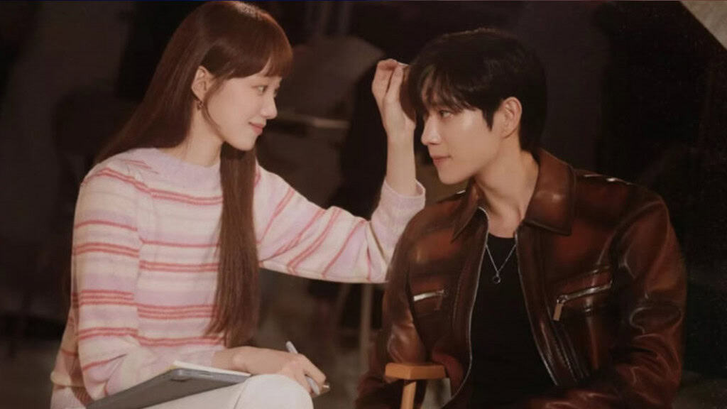 Cena romantica em que a mulher toca o cabelo de seu parceiro