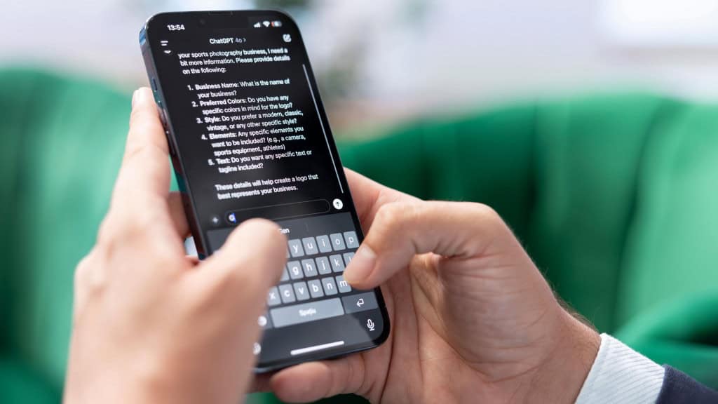 Para liberar a experiência completa, é preciso usar a versão paga do ChatGPT e enviar códigos que mudam o jeito do bot responder.