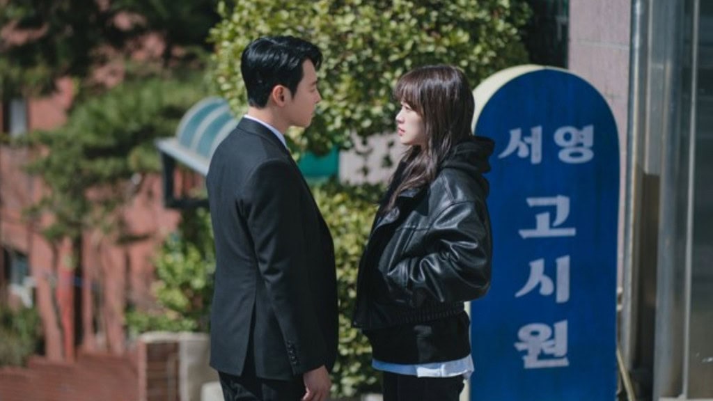 Personagens conversando na rua