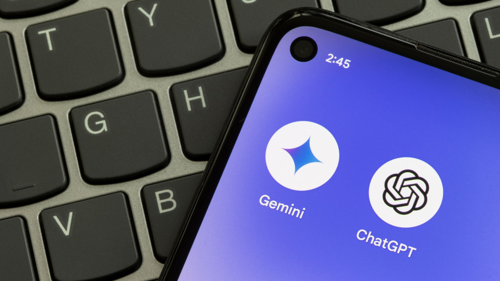 Ícones dos aplicativos do Gemini e do ChatGPT na tela inicial de um celular Android