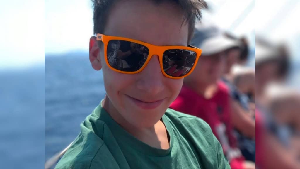 Pais processam Meta após morte de adolescente vítima de extorsão sexual no Instagram Atenção: a matéria a seguir aborda suicídio. Se você ou alguém que você conhece precisar de ajuda, procure ajuda especializada. O Centro de Valorização da Vida (CVV) funciona 24h por dia pelo telefone 188. Também é possível conversar por chat ou e-mail. Selfie de adolescente que morreu após ser vítima de extorsão sexual no Instagram