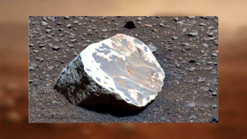 Pedra esbranquiçada registrada pelo rover Perseverance em Marte