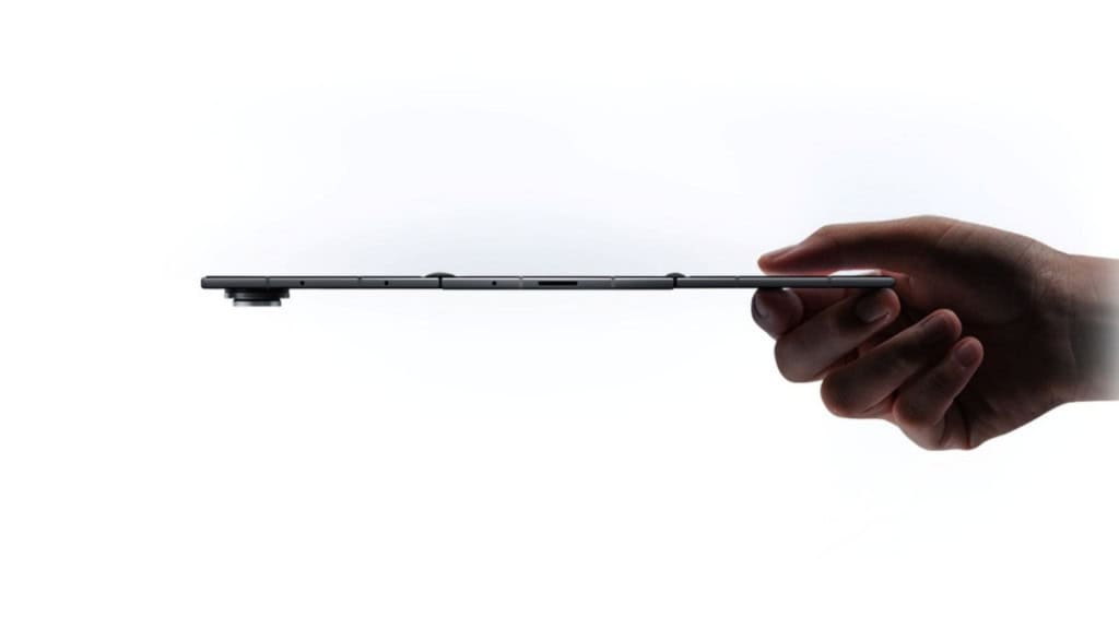 O celular que vira tablet: Samsung apresenta o ousado Galaxy Z TriFold A Samsung anunciou o Galaxy Z TriFold, seu primeiro smartphone dobrável com três partes de tela, que se desdobra para revelar um display interno de dez polegadas. O lançamento inicial, na Coreia do Sul, está marcado para 12 de dezembro de 2025. Montagem mostrando perfil de pessoa segurando Galaxy Z TriFold aberto