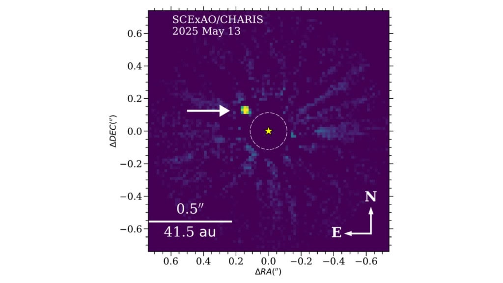 Como o Telescópio Subaru revelou mundos escondidos – e ajudou a NASA sem querer A equipe do Telescópio Subaru, no Havaí, fez suas primeiras descobertas dentro do programa OASIS: um planeta gigante (HIP 54515 b) e uma anã marrom (HIP 71618 B), ambos escondidos no brilho de suas respectivas estrelas. Os objetos, localizados a centenas de anos-luz da Terra, aparecem tão próximos das estrelas no céu que só o sistema de óptica adaptativa do observatório conseguiu enxergá-los. Imagens do Telescópio Subaru que levaram à descoberta de HIP 54515 b (indicado pela seta). A estrela hospedeira do planeta foi ocultada nesta imagem. A posição da estrela é indicada pela marca em forma de estrela. A linha pontilhada mostra o contorno da máscara usada para ocultar a estrela.