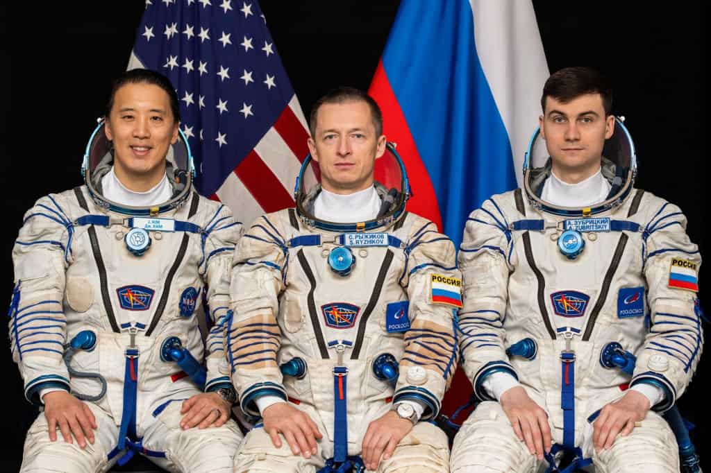 Astronautas da Rússia e dos EUA pousam na Terra após 8 meses no espaço Na madrugada desta terça-feira (9), dois cosmonautas da Roscosmos (a agência espacial russa) e um astronauta da NASA encerraram uma missão de oito meses na Estação Espacial Internacional (ISS), retornando com segurança à Terra. Astronautas da Rússia e dos EUA pousam na Terra após 8 meses no espaço