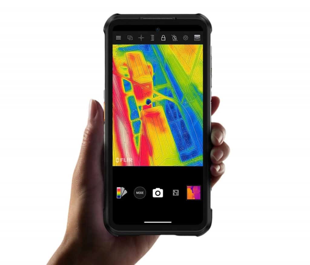 Com câmera termográfica, o aparelho pesa 325 g e custa US$ 659,99. Se você não precisar da câmera termográfica, há uma versão mais barata, que sai por US$ 529.
