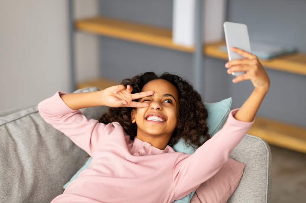 Adolescentes passam horas em redes sociais e ampliam uso de IA, diz relatório O comportamento digital dos adolescentes segue em transformação, mas com um ponto em comum: a permanência prolongada nas redes sociais. Um relatório divulgado pelo Pew Research Center revela que jovens entre 13 e 17 anos continuam intensamente conectados, especialmente ao YouTube e ao TikTok, plataformas que dominam a rotina online dessa faixa etária. A pesquisa reforça o debate sobre saúde mental, hábitos digitais e o impacto da inteligência artificial no cotidiano juvenil. Adolescentes negros e hispânicos têm maior propensão a permanecer quase constantemente em plataformas como YouTube e TikTok