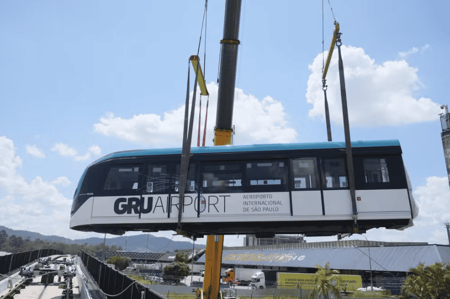 Aeromóvel de Guarulhos avança em testes, mas segue sem previsão de abertura O aeromóvel que ligará a Estação Aeroporto-Guarulhos da CPTM aos terminais do Aeroporto Internacional de São Paulo permanece em fase de testes e ainda não tem data para começar a operar para o público geral. O sistema, que utiliza tecnologia de propulsão pneumática, teve sua operação iniciada no dia 4 de dezembro, mas por enquanto está restrito a funcionários e convidados. As informações são do G1. O monotrilho foi projetado especialmente para passageiros do aeroporto e conta com menos assentos do que um trem convencional