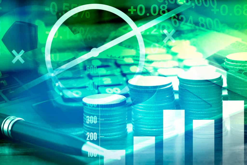 Moedas, calculadora e o desenho do meio-campo de um campo de futebol