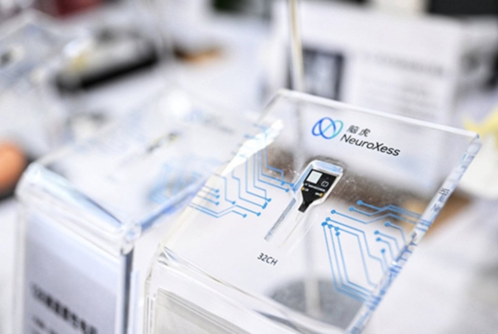 Homem paralisado controlou a própria cadeira de rodas após implante cerebral na China Um homem de 28 anos, paralisado há oito anos por conta de uma lesão na medula espinhal, conseguiu controlar dispositivos usando a mente cinco dias após passar por uma cirurgia de implante cerebral na China. chip cerebral da Shangai NeuroXess