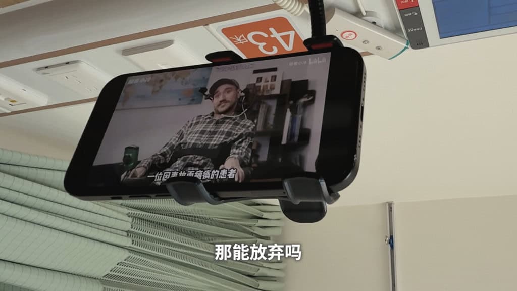 Homem paralisado controlou a própria cadeira de rodas após implante cerebral na China Um homem de 28 anos, paralisado há oito anos por conta de uma lesão na medula espinhal, conseguiu controlar dispositivos usando a mente cinco dias após passar por uma cirurgia de implante cerebral na China. chip cerebral da Shangai NeuroXess