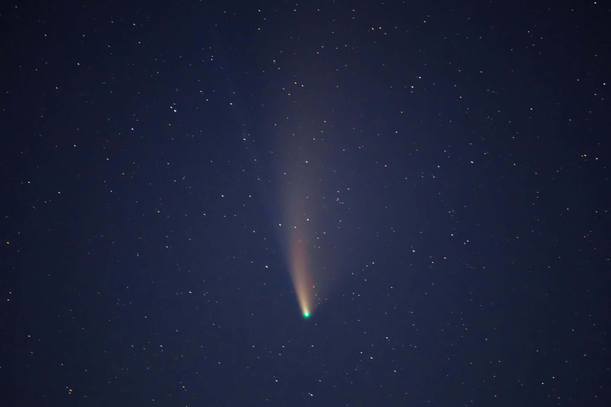 Registro mostra cometa SWAN junto aos famosos Pilares da Criação
