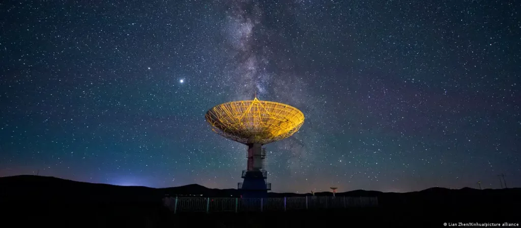 Estudo cria mapa com corredor cósmico onde podemos buscar vida alienígena inteligente Pesquisadores da Universidade Estadual da Pensilvânia, em colaboração com a NASA, mapearam duas décadas de comunicações humanas com o espaço profundo e identificaram padrões que podem orientar a busca por vida alienígena inteligente. Os resultados foram publicados na revista Astrophysical Journal Letters. Estudo cria mapa com corredor cósmico onde podemos buscar vida alienígena inteligente