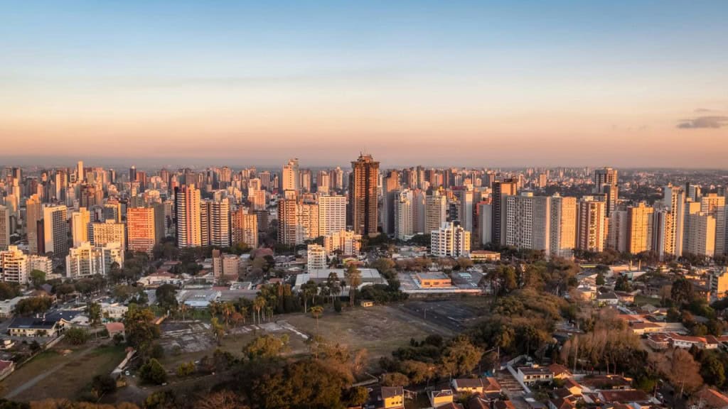 Curitiba é a capital mais ecológica do Brasil e inspira o futuro Curitiba sempre chamou atenção por ser diferente: ruas arborizadas, transporte público eficiente e políticas ambientais que inspiram outras cidades. Não é à toa que é considerada a “cidade ecológica” do Brasil, mostrando que sustentabilidade pode caminhar lado a lado com vida urbana e inovação. Segundo dados da Prefeitura de Curitiba e ONU-Habitat. Curitiba é a capital mais ecológica do Brasil e inspira o futuro