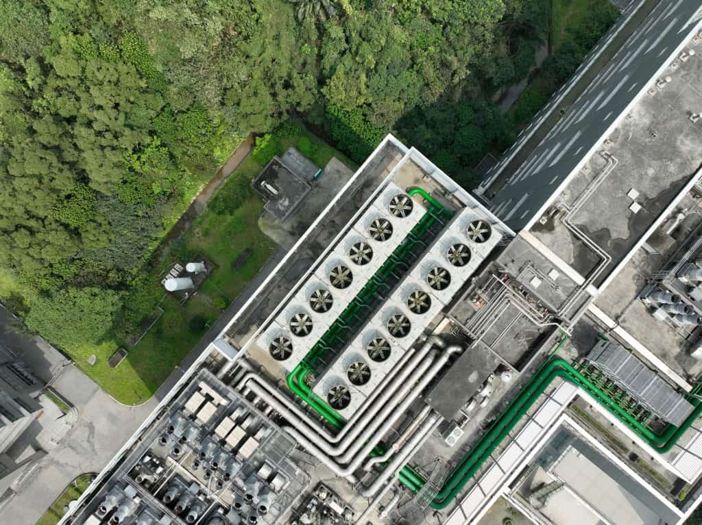 IA entra na mira do Senado dos EUA por impacto na conta de luz O avanço acelerado da inteligência artificial (IA) nos Estados Unidos entrou no radar de senadores democratas, que passaram a investigar se a expansão de grandes data centers está contribuindo para o aumento da conta de luz de consumidores residenciais e de outros setores da economia. A preocupação gira em torno do consumo crescente de energia dessas estruturas, essenciais para treinar e operar sistemas de inteligência artificial, e de como os custos de adaptação da rede elétrica estão sendo distribuídos. As informações são do The New York Times. Data center preocupa entidades nos EUA por consumo de energia, água e aumento da poluição