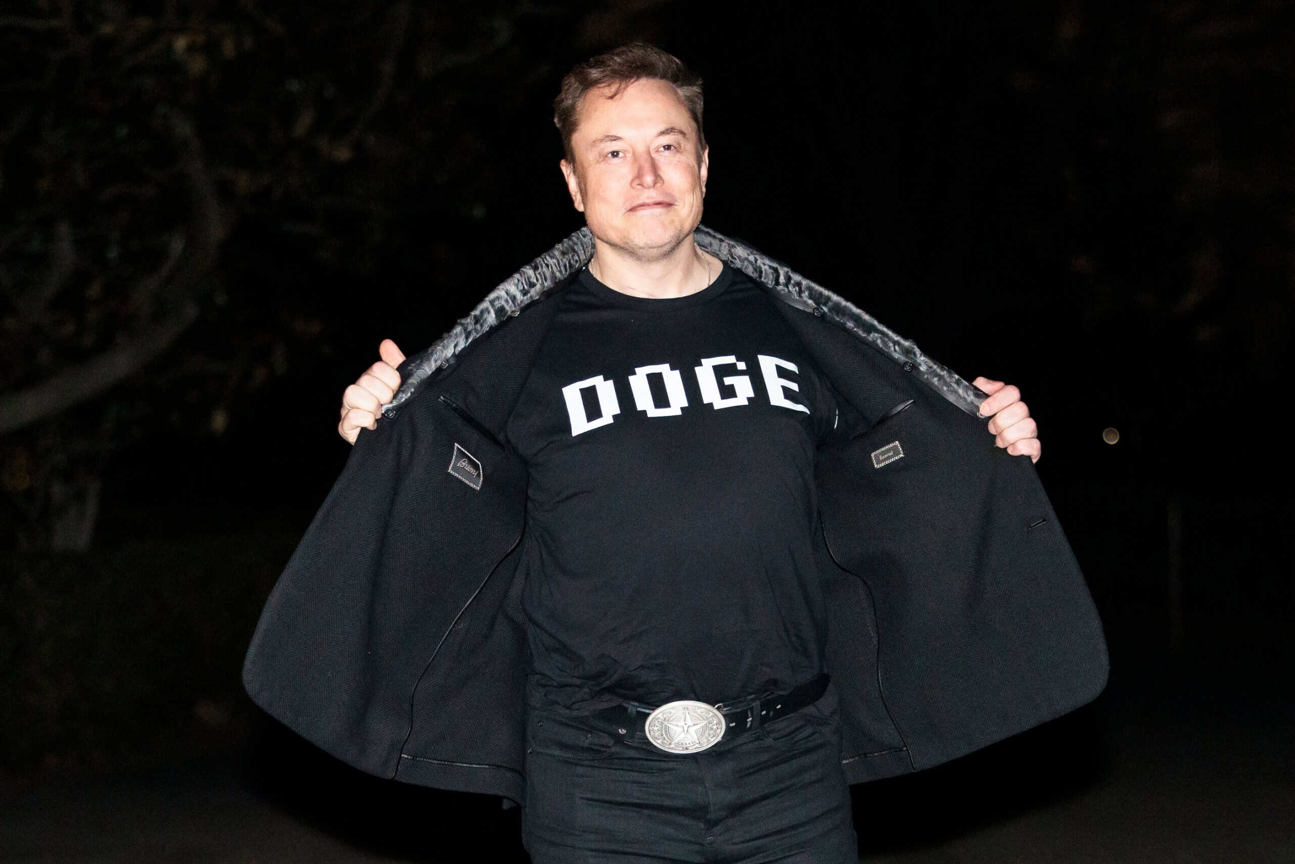 DOGE não morreu! Apesar de rumores, órgão de Musk segue operando e impulsiona reformas no setor público