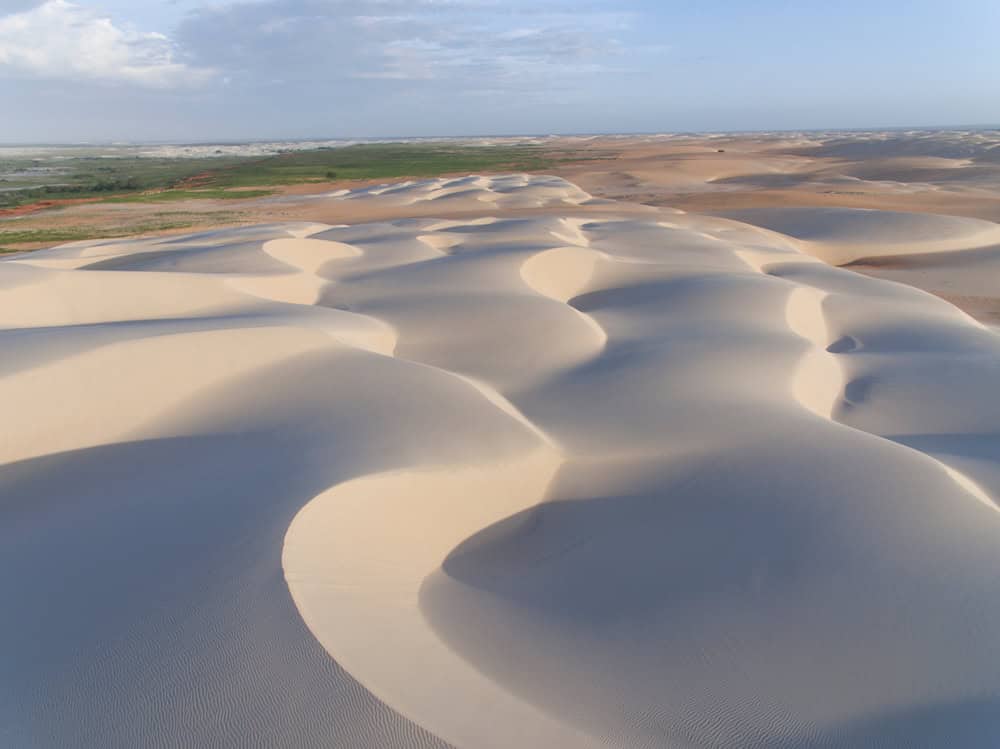 Dunas brasileiras estão ameaçadas por árvores invasoras; entenda As Dunas do Rosado fazem parte de uma área de proteção ambiental no Rio Grande do Norte. Com tons avermelhados, esse é o segundo maior conjunto de dunas móveis do Brasil, depois dos Lençóis Maranhenses. Dunas brasileiras estão ameaçadas por árvores invasoras; entenda