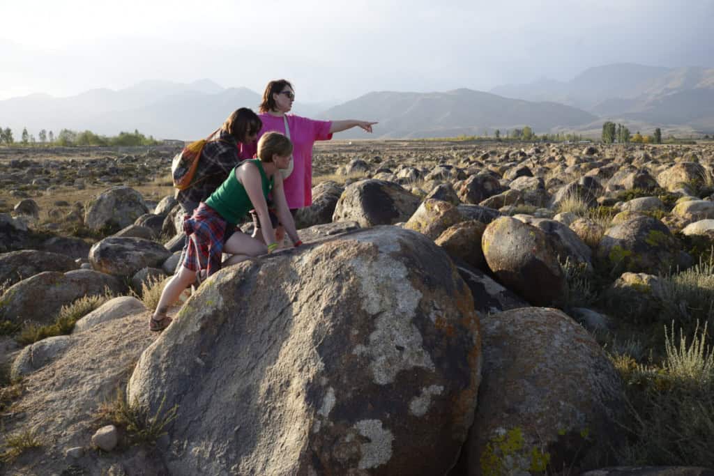 Rota da Seda: cidade submersa é encontrada sob lago no Quirguistão Cientistas descobriram vestígios de um cemitério medieval, grandes vasos de cerâmica e partes de uma construção de tijolos cozidos que confirmam a existência de uma antiga cidade no complexo submerso de Toru-Aygyr, um importante ponto da Rota da Seda. A expedição arqueológica subaquática internacional ocorreu nas águas noroeste do Lago Issyk-Kul, no Quirguistão. expedicao