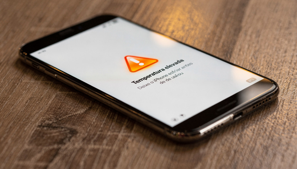 Como dar uma esfriada no seu celular se ele estiver esquentando feito uma torradeira